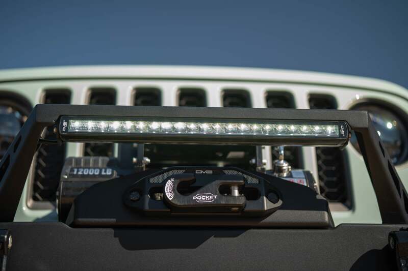 DV8 Offroad BE20SW105W-H - DVEBE20SW105W-H - DV8 Offroad 20in Halo Elite Single Row Light Bar with Accent Light - White/Amber - Shipped in Europe - Tuningsupply.com
