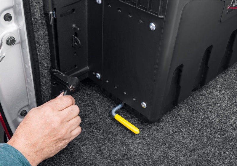 Undercover SC503D - UNDSC503D - UnderCover 2022 Nissan Frontier Ext/Crew All Beds Drivers Side Swing Case - Black Smooth - Shipped in Europe - Tuningsupply.com