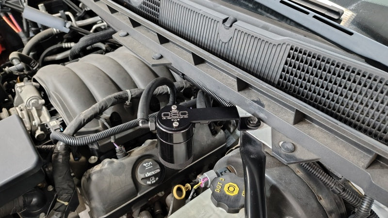 J&L 3123D-B - JLT3123D-B - J&L 14-18 Chevy Silverado 1500 / 14-18 GMC Sierra 1500 4.3L V6 Oil Separator - Black Anodized - Shipped in Europe - Tuningsupply.com