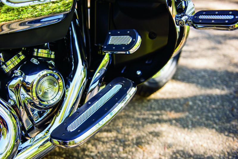 Kuryakyn 7041 - KUR7041 - Kuryakyn Heavy Industry Driver Floorboards Chrome - Shipped in Europe - Tuningsupply.com