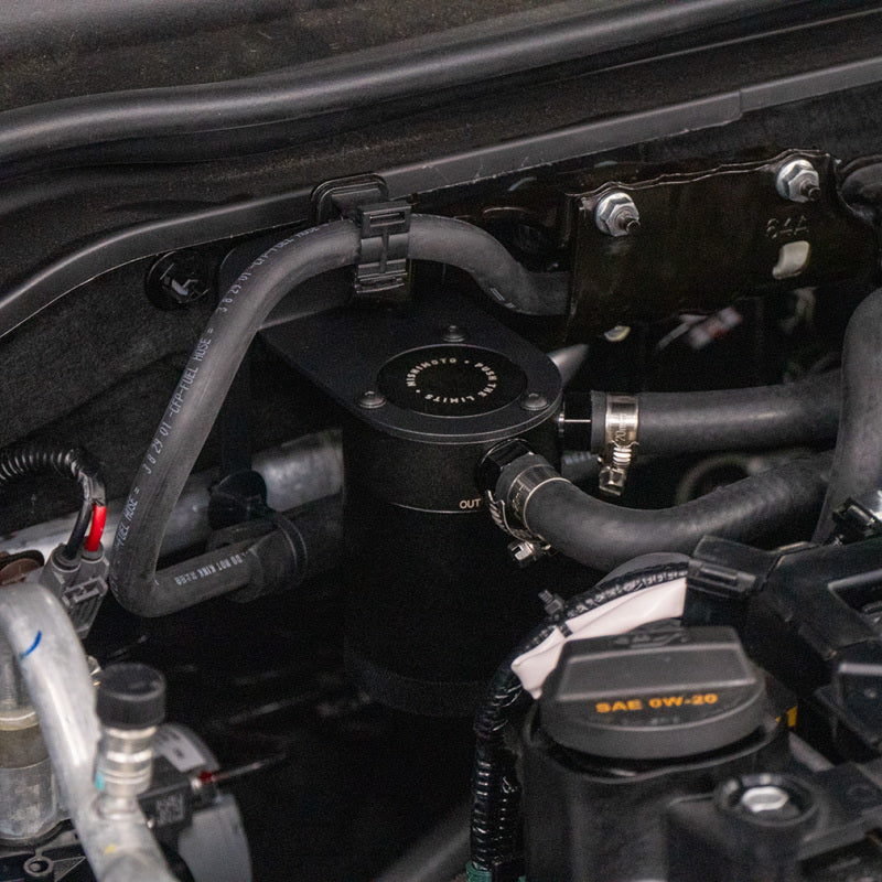 Mishimoto MMBCC-CIV-22P - MISMMBCC-CIV-22P - Mishimoto 2022+ Honda Civic 1.5T Baffled Oil Catch Can PCV Side - Shipped in Europe - Tuningsupply.com