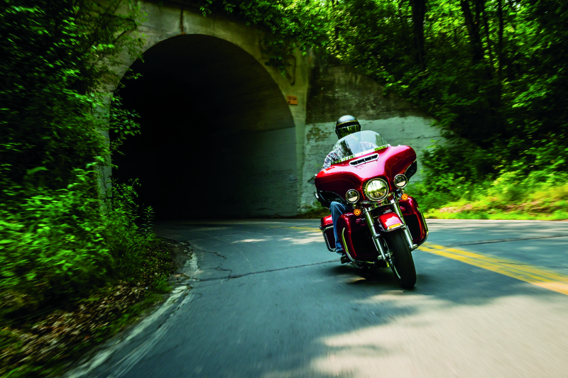 Kuryakyn 1387 - KUR1387 - Kuryakyn Smooth Windshield Trim 14-Up Touring Chrome - Shipped in Europe - Tuningsupply.com