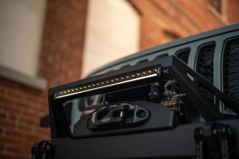 DV8 Offroad BE20SW105W-H - DVEBE20SW105W-H - DV8 Offroad 20in Halo Elite Single Row Light Bar with Accent Light - White/Amber - Shipped in Europe - Tuningsupply.com