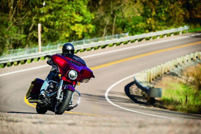 Kuryakyn 1389 - KUR1389 - Kuryakyn Smooth Windshield Trim 14-Up Touring Gloss Black - Shipped in Europe - Tuningsupply.com