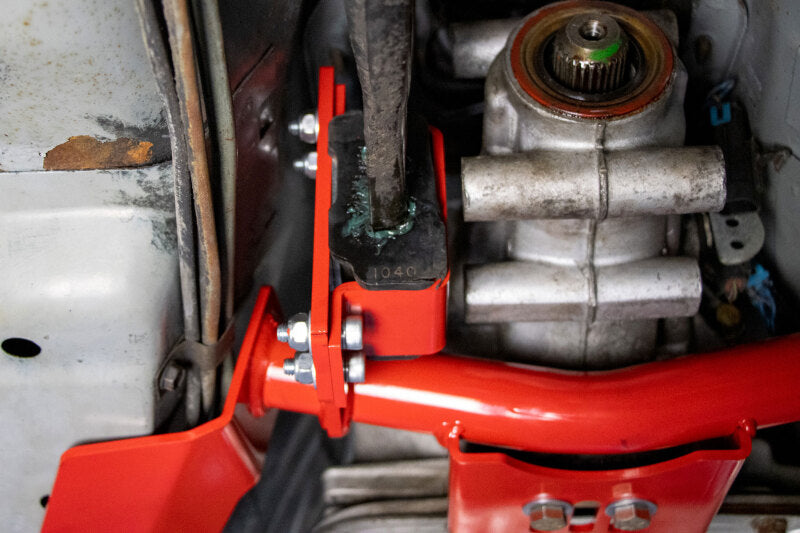 UMI Performance 2261-R - UMI2261-R - UMI Performance 82-92 GM F-Body Torque Arm Relocation Kit - 4L60E - Red - Shipped in Europe - Tuningsupply.com