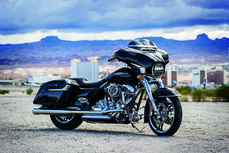 Kuryakyn 1387 - KUR1387 - Kuryakyn Smooth Windshield Trim 14-Up Touring Chrome - Shipped in Europe - Tuningsupply.com