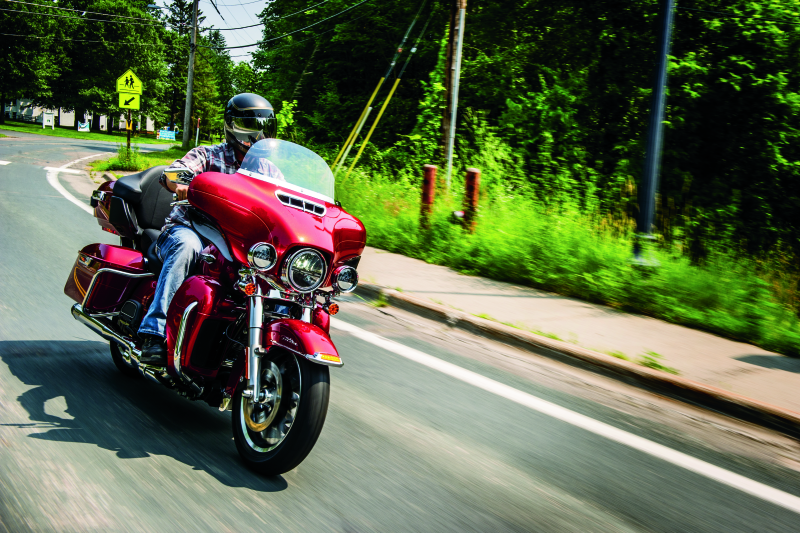 Kuryakyn 1387 - KUR1387 - Kuryakyn Smooth Windshield Trim 14-Up Touring Chrome - Shipped in Europe - Tuningsupply.com