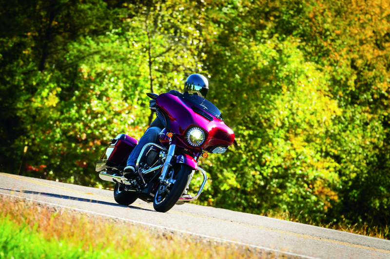 Kuryakyn 1389 - KUR1389 - Kuryakyn Smooth Windshield Trim 14-Up Touring Gloss Black - Shipped in Europe - Tuningsupply.com