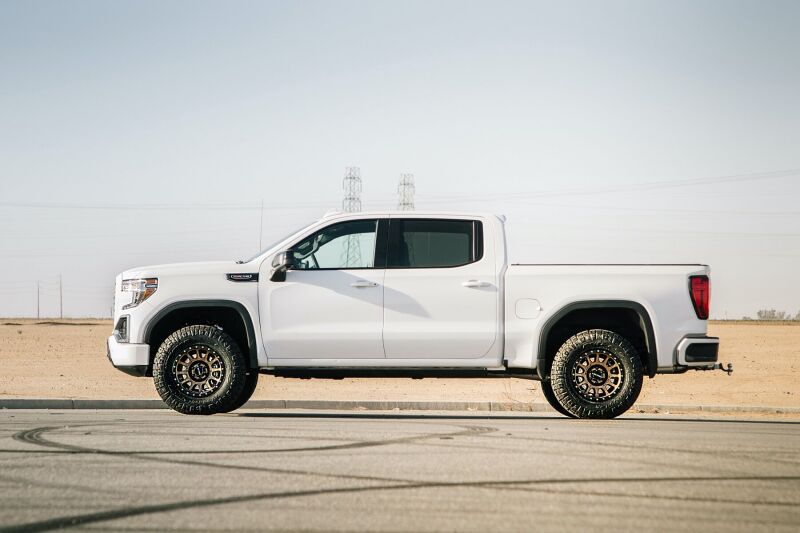 Cognito - COG210-P0879 - Cognito 19-24 Chevy Silv/Sierra 1500 2/4WD 3in Perf Ball Joint Lvl Lift Kit w/Fox PS Coilovr 2.0 IFP - Shipped in Europe - Tuningsupply.com