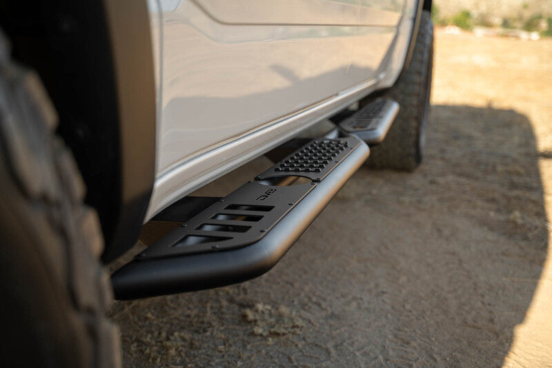 DV8 Offroad SRDR1-01 - DVESRDR1-01 - DV8 Offroad 19-25 RAM 1500 Crew Cab OE Plus Side Steps - Black Steel - Shipped in Europe - Tuningsupply.com