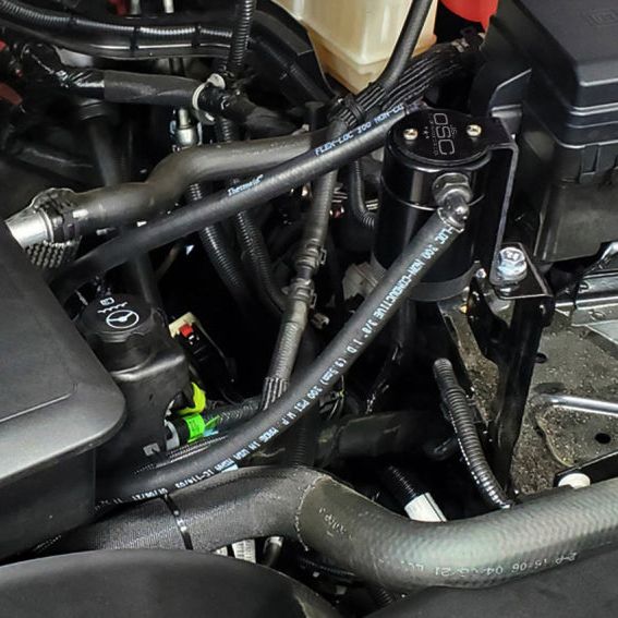 J&L 3089D-B - JLT3089D-B - J&L 20-26 Chevy Silverado/GMC Sierra 2500/3500 6.6L Drivers Side Oil Separator 3.0 - Black Anodi - Shipped in Europe - Tuningsupply.com